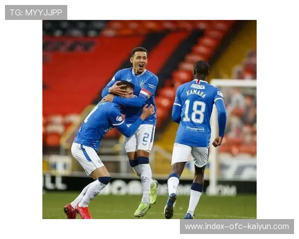 洛卡特利中圈附近长传调度，精准找到边路插上的右后卫